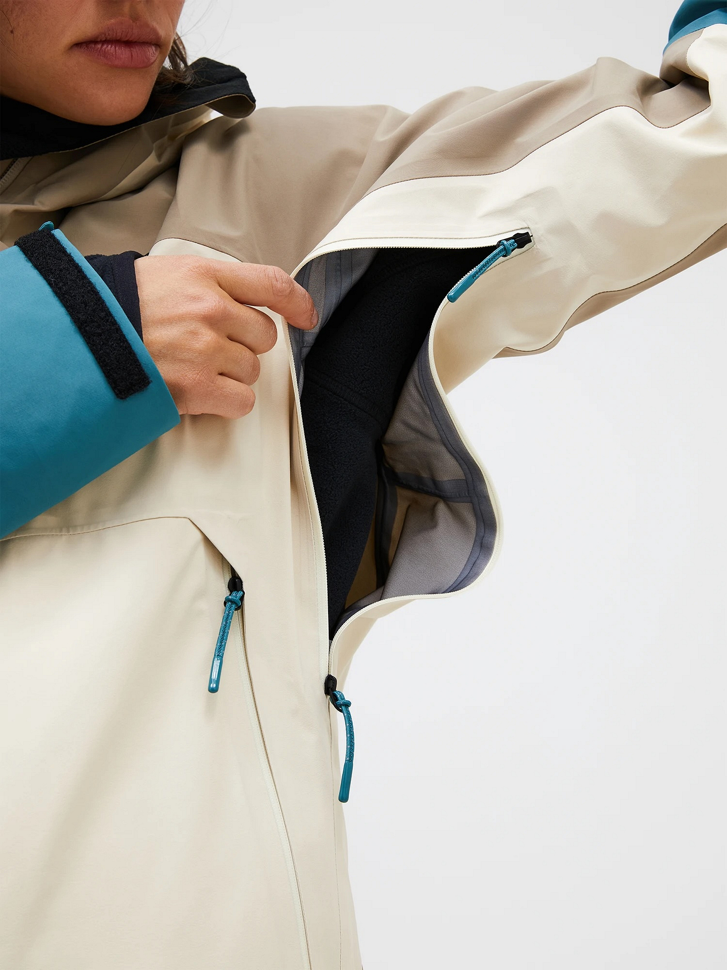 W Vislight Gore-Tex C-Knit Jacket (FW24) - Peak Performance